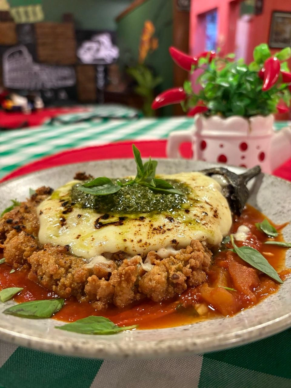Berinjela à parmegiana empanada com queijo gratinado e pesto da Casa Piatto