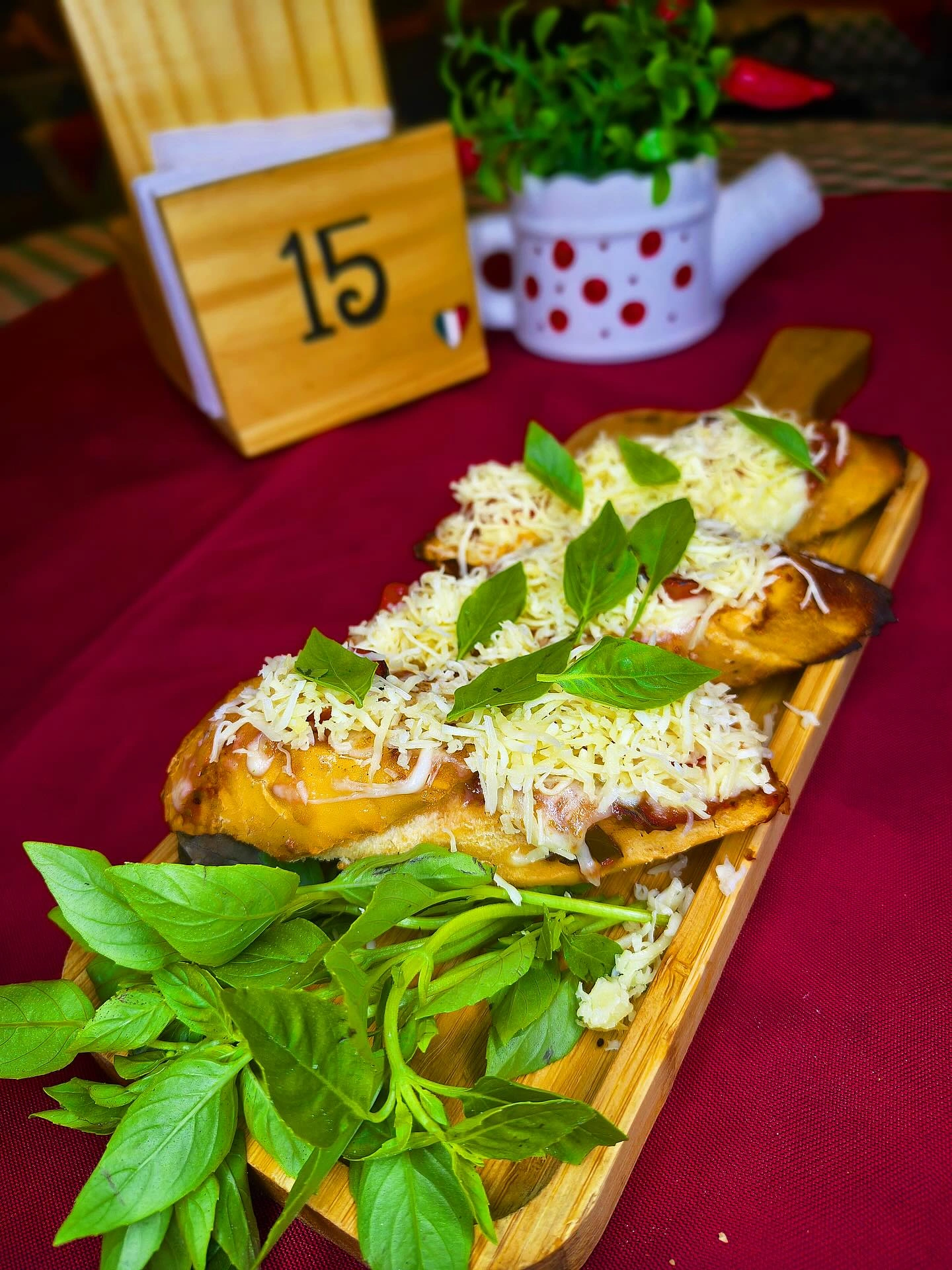 Brusqueta de berinjela gratinada com queijo e manjericão da Casa Piatto