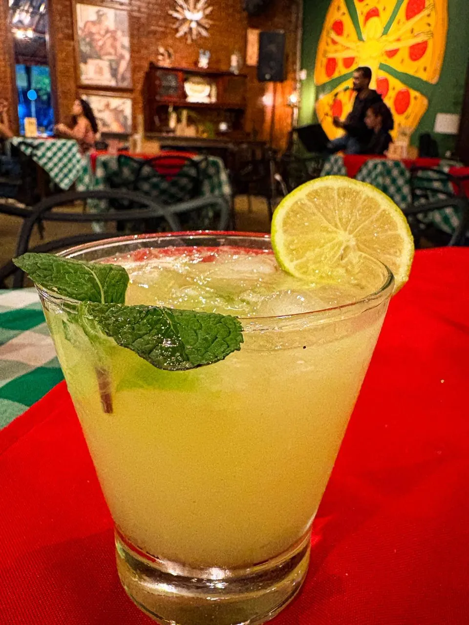 Drink de limão e hortelã da Casa Piatto