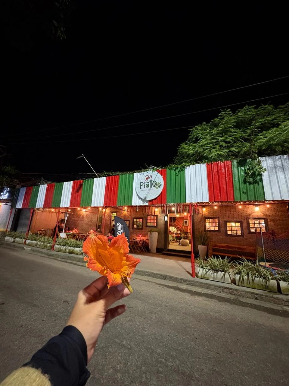 Fachada noturna da Casa Piatto